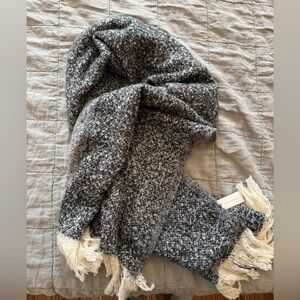 Cozy Anthropologie Gray and White Textured Scarf with Pockets and Fringe